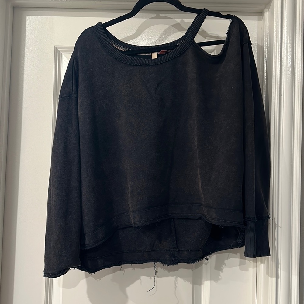 DISTRESSED OPEN SHOULDER SWEATSHIRT